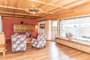 a living room with two chairs and a window at Fischerhaus am Moosbach mit Sauna in Mietenkam