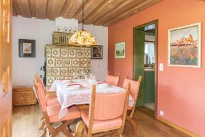 a dining room with a table and chairs at Fischerhaus am Moosbach mit Sauna in Mietenkam