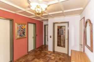 a hallway with red walls and a ceiling at Fischerhaus am Moosbach mit Sauna in Mietenkam