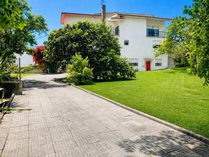 an empty driveway in front of a house at Casa São José in Figueira da Foz