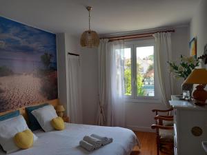 a bedroom with a bed with towels on it at Villa Do Sol Chambre d'Hôtes "Arbousiers" in Arcachon
