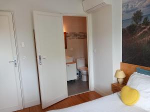 a bedroom with a bed and a bathroom at Villa Do Sol Chambre d'Hôtes "Arbousiers" in Arcachon +3 photos