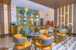 ein Restaurant mit Tischen und Stühlen und einer Bar in der Unterkunft Allison Hotel in Jinja