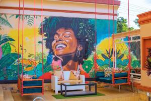 ein Wandgemälde mit dem Gesicht eines Präsidenten an einer Wand in der Unterkunft Allison Hotel in Jinja