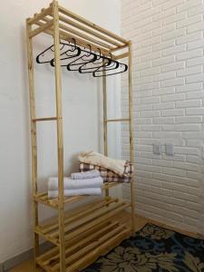 a towel rack in a room with towels at Casa Freitas - Suíte 2 in Extrema
