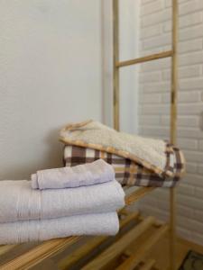 a pile of towels sitting on top of a rack at Casa Freitas - Suíte 2 in Extrema +4 photos