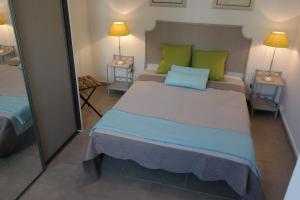 ル・グロー・デュ・ロワにあるGrau du Roi Le Sémaphoreのベッドルーム1室(大型ベッド1台、緑の枕付)