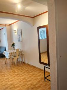 a dining room with a table and a mirror at Unique Apartahotel 4-3 in Torrevieja