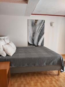 a bedroom with a bed with a painting on the wall at Unique Apartahotel 4-3 in Torrevieja