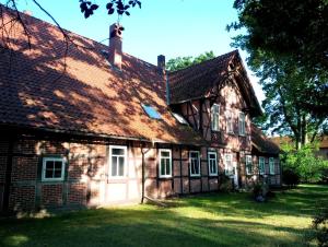 an old house with a shingled roof at Heidehof Auenland in Wietzendorf