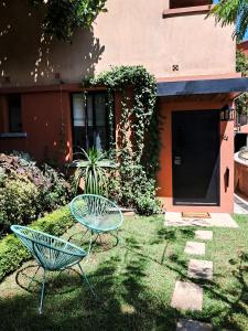 two chairs and a table in the yard of a house at Résidence Marotia in Antananarivo