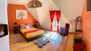 a bedroom with a bed with red curtains and a ladder at Résidence Les beaux jours in Neufchâtel-Hardelot