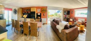 a living room with a couch and a table at Résidence Les beaux jours in Neufchâtel-Hardelot