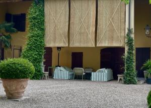 eine Terrasse mit Stühlen und einem Tisch in einem Gebäude in der Unterkunft Villa Leopardi in Vignale