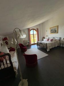 a large bedroom with a bed and a window at Les Lauriers, chambre d'hôtes in Siamanna
