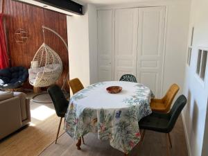 a dining room with a table and some chairs at Superbe maison calme au centre ville in Blois