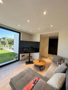 ein Wohnzimmer mit Sofa und Tisch in der Unterkunft Enervillas 2030 in Káto Achaḯa
