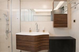 ein Badezimmer mit Waschbecken und Dusche in der Unterkunft Enervillas 2030 in Káto Achaḯa + 55 Fotos
