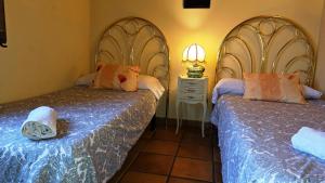two beds sitting next to each other in a bedroom at Casa Rural TioMoreno by Naturadrada in La Adrada