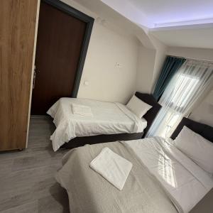 a hotel room with two beds and a window at İtil Deluxe Eskişehir in Eskisehir