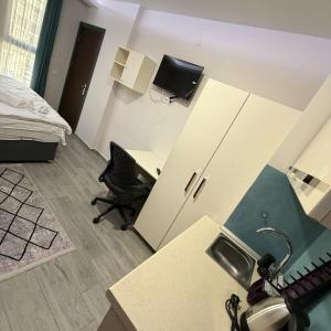 a room with a bed and a desk with a computer at İtil Deluxe Eskişehir in Eskisehir