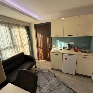 a living room with a couch and a kitchen at İtil Deluxe Eskişehir in Eskisehir