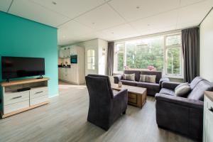 a living room with a couch and a tv at Repos (6p) in Nes