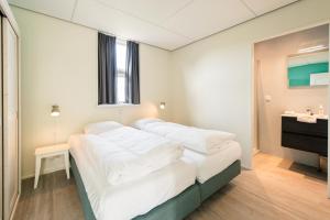 a room with two beds and a sink at Repos (6p) in Nes