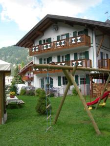 einen Spielplatz im Hof eines Hauses in der Unterkunft Cesa Stefi in Canazei