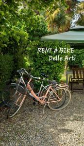 a bike parked next to a table with a sign at B&B delle Arti in Crema