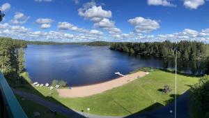 a view of a large lake with a beach at Hotelli Terme 425 in Kilvakkala