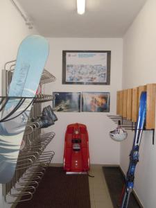 una habitación con un estante de esquís y equipos de esquí en Cesa Stefi, en Canazei