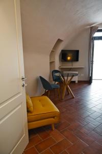 a living room with a couch and a table at Relais Corte Baruzzo in Volta Mantovana