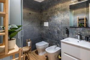 a bathroom with a toilet and a sink and a mirror at Fioretti Home in San Giorgio Montagna