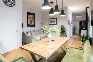 a living room with a table and a couch at Fioretti Home in San Giorgio Montagna +30 photos