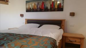 a bedroom with a bed and a painting on the wall at Ferienwohnung Boddenblick-Vilm in Putbus