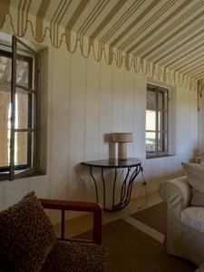 ein Wohnzimmer mit einem Tisch und einem Sofa in der Unterkunft Villa Leopardi in Vignale