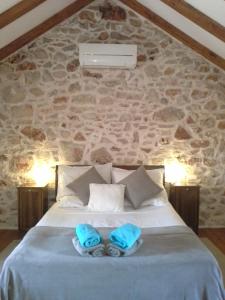 ein Schlafzimmer mit einem Bett mit zwei Handtüchern darauf in der Unterkunft Hvar Architect's House in Pitve