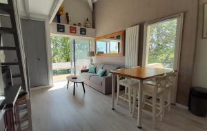 a small living room with a table and a couch at T2 en duplex spacieux et central in Andernos-les-Bains