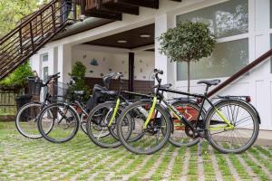 a group of bikes parked outside of a house at Bárka a Tiszához apartman in Tiszaug