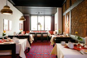 Hotel Goldener Hirsch 레스토랑 또는 맛집