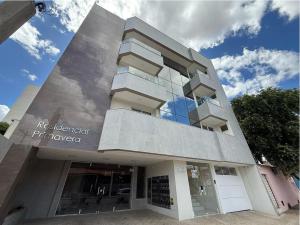 a building with a sign in front of it at Apartamento com suíte e sala com ar-condicionado in Barreiras