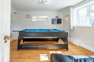a black pool table in a living room at Coxswains House 4 in Wells next the Sea