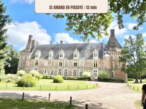 an old stone building with a sign that reads stambled parr princeton at Baolocation Bouhy - Idéal famille & groupe d'amis -16min Guédelon - Wifi in Bouhy