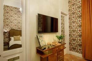 a room with a tv and a table with a mirror at Hotel Parrasio in Rome