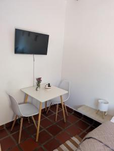 a room with a table and two chairs and a tv at Casa Brisa Marina El Yaque in El Yaque