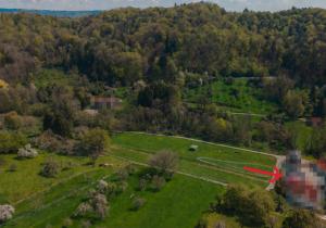 an aerial view of a field with a red arrow at Apartment am Fuchseck in Schorndorf