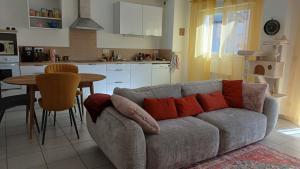 a living room with a couch and a kitchen at Appartement T2 in Digne-les-Bains