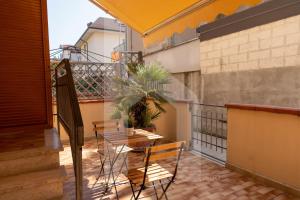 a patio with a table and chairs on a balcony at Affittacamere Il Giardino in Alba Adriatica