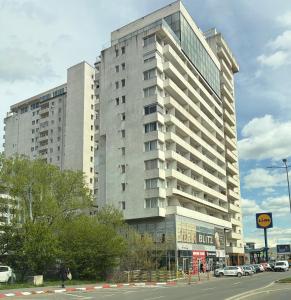 a large building on the side of a street at Rania Penthouse 1 in Şelimbăr